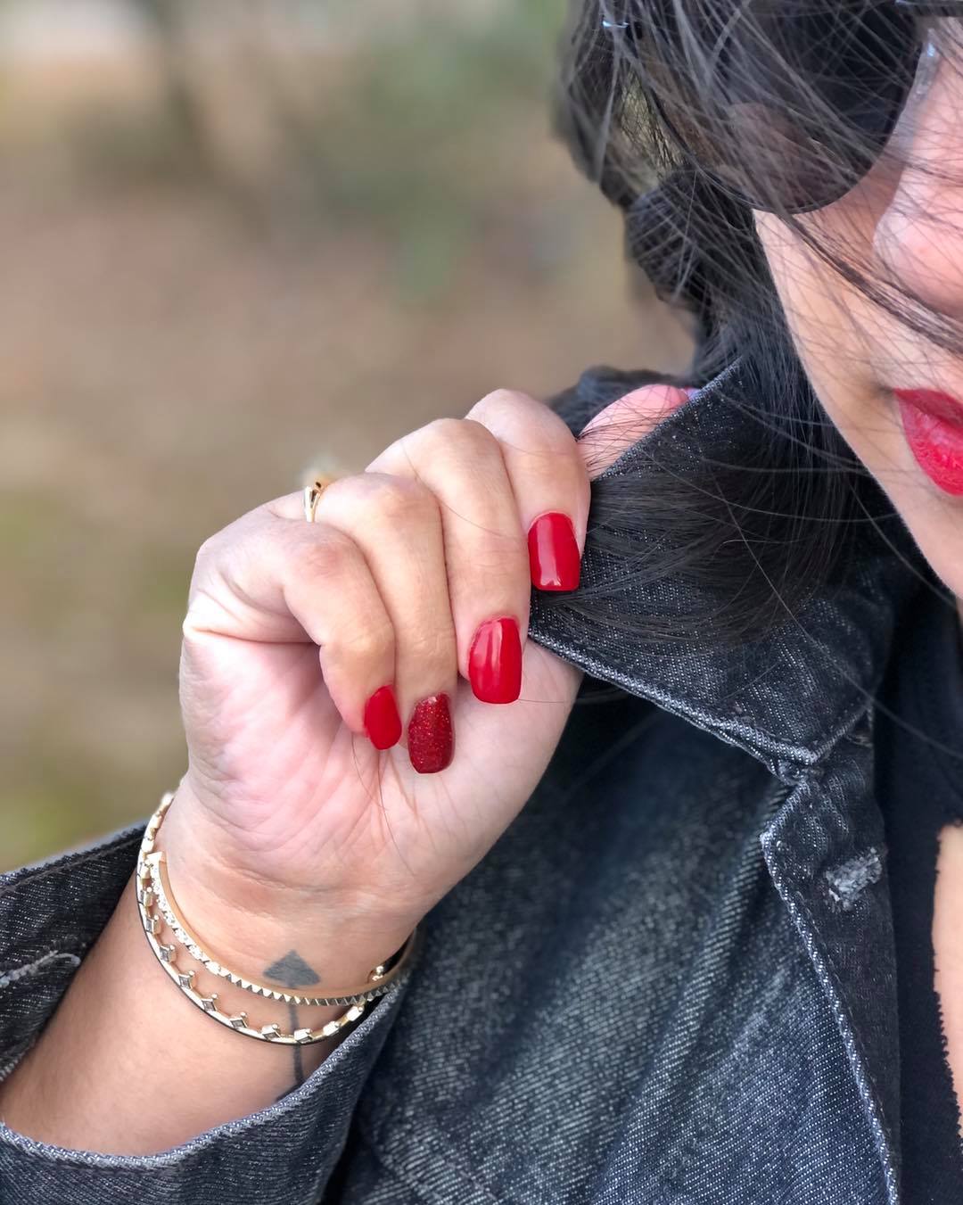 Red lips 💋, red nails ❤️, rock that confidence!
