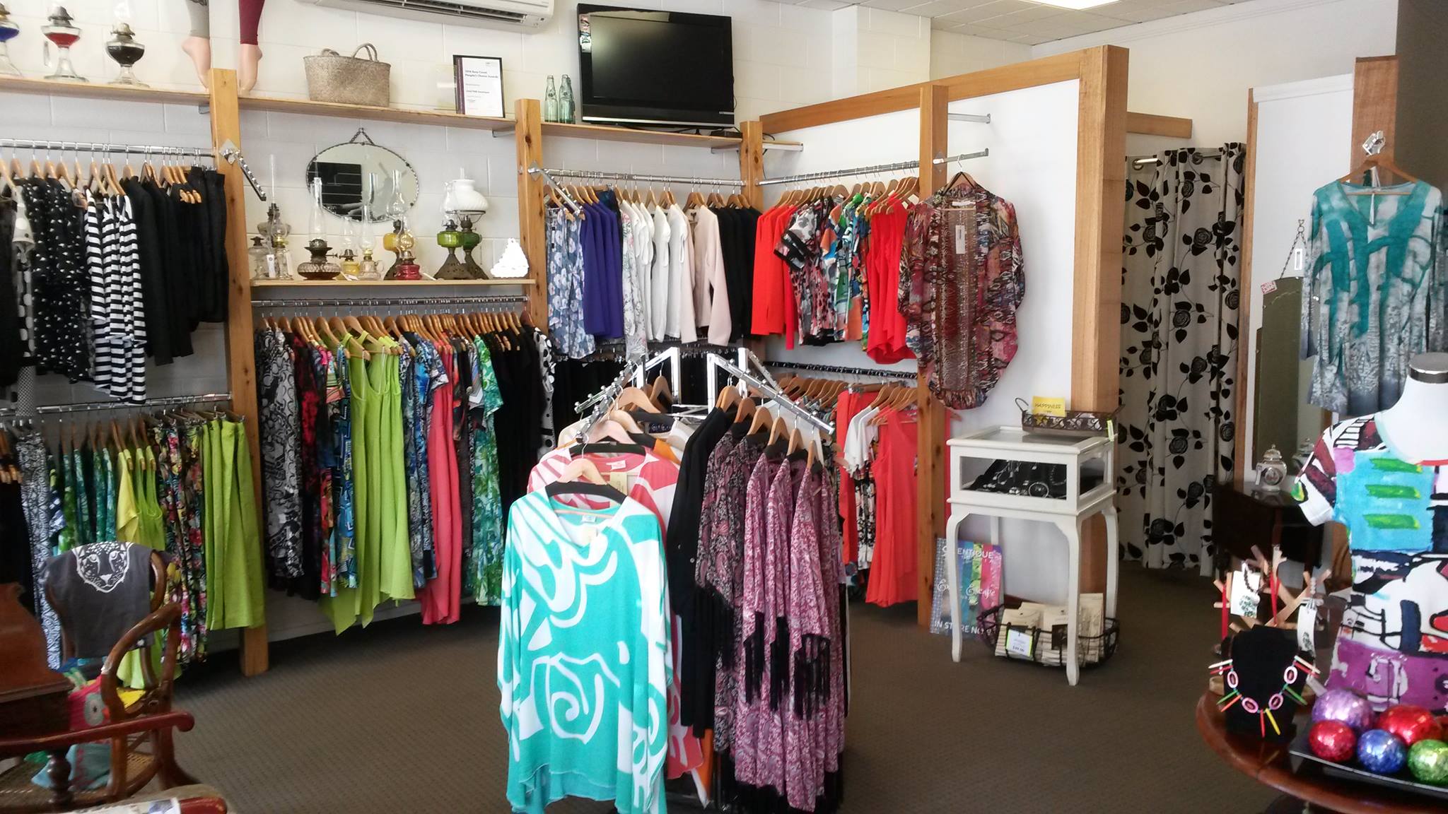 OAKTREE boutique Fashion & Antiques