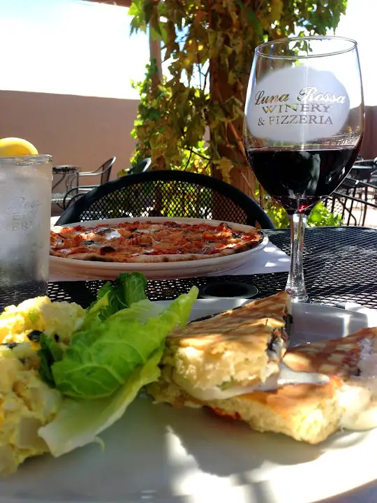 Luna Rossa Winery & Pizzeria